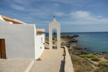 Zakynthos 'taki Ano Vasilikos' taki Aziz Nicholas Kilisesi. Aziz Nicholas Plajı. Yunanistan, Zakynthos ve Agios Nikolaos 'un yazın çekilmiş fotoğrafları