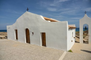 Zakynthos 'taki Ano Vasilikos' taki Aziz Nicholas Kilisesi. Aziz Nicholas Plajı. Yunanistan, Zakynthos ve Agios Nikolaos 'un yazın çekilmiş fotoğrafları