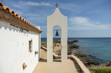 Zakynthos 'taki Ano Vasilikos' taki Aziz Nicholas Kilisesi. Aziz Nicholas Plajı. Yunanistan, Zakynthos ve Agios Nikolaos 'un yazın çekilmiş fotoğrafları