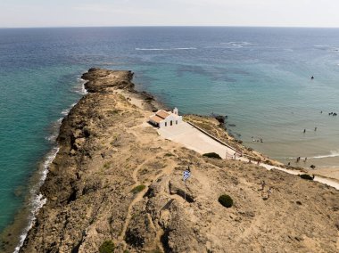 Zakynthos 'taki Ano Vasilikos' taki Aziz Nicholas Kilisesi. Aziz Nicholas Plajı. Yunanistan, Zakynthos ve Agios Nikolaos 'un yaz aylarındaki hava aracı fotoğrafları.