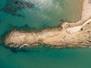 Zakynthos 'taki Ano Vasilikos' taki Aziz Nicholas Kilisesi. Aziz Nicholas Plajı. Yunanistan, Zakynthos ve Agios Nikolaos 'un yaz aylarındaki hava aracı fotoğrafları.