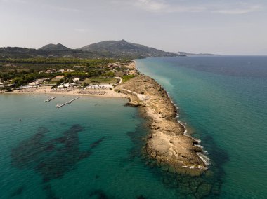 Zakynthos 'taki Ano Vasilikos' taki Aziz Nicholas Kilisesi. Aziz Nicholas Plajı. Yunanistan, Zakynthos ve Agios Nikolaos 'un yaz aylarındaki hava aracı fotoğrafları.