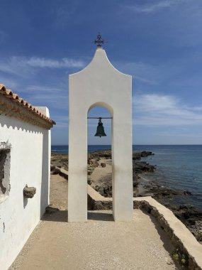 Zakynthos 'taki Ano Vasilikos' taki Aziz Nicholas Kilisesi. Aziz Nicholas Plajı. Yunanistan, Zakynthos ve Agios Nikolaos 'un yazın çekilmiş fotoğrafları