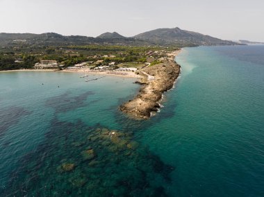 Zakynthos 'taki Ano Vasilikos' taki Aziz Nicholas Kilisesi. Aziz Nicholas Plajı. Yunanistan, Zakynthos ve Agios Nikolaos 'un yaz aylarındaki hava aracı fotoğrafları.