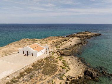 Zakynthos 'taki Ano Vasilikos' taki Aziz Nicholas Kilisesi. Aziz Nicholas Plajı. Yunanistan, Zakynthos ve Agios Nikolaos 'un yaz aylarındaki hava aracı fotoğrafları.