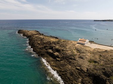 Zakynthos 'taki Ano Vasilikos' taki Aziz Nicholas Kilisesi. Aziz Nicholas Plajı. Yunanistan, Zakynthos ve Agios Nikolaos 'un yaz aylarındaki hava aracı fotoğrafları.