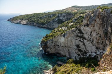 Aghios Nikolas ve Skinnari Burnu arasındaki Mavi Mağaralar. Zakynthos, Yunanistan 'daki mavi mağaralar. Potamitis Dalış Noktası, Zakynthos, Yunanistan. Skinari Bakış Alanı. Yunan adasında turkuaz iyon denizi.