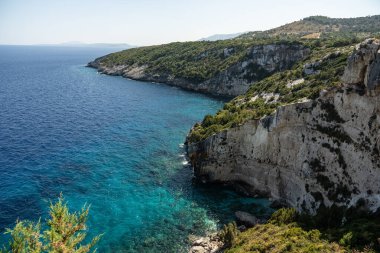 Aghios Nikolas ve Skinnari Burnu arasındaki Mavi Mağaralar. Zakynthos, Yunanistan 'daki mavi mağaralar. Potamitis Dalış Noktası, Zakynthos, Yunanistan. Skinari Bakış Alanı. Yunan adasında turkuaz iyon denizi.