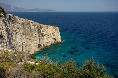 Aghios Nikolas ve Skinnari Burnu arasındaki Mavi Mağaralar. Zakynthos, Yunanistan 'daki mavi mağaralar. Potamitis Dalış Noktası, Zakynthos, Yunanistan. Skinari Bakış Alanı. Yunan adasında turkuaz iyon denizi.