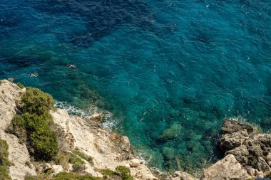 Aghios Nikolas ve Skinnari Burnu arasındaki Mavi Mağaralar. Zakynthos, Yunanistan 'daki mavi mağaralar. Potamitis Dalış Noktası, Zakynthos, Yunanistan. Skinari Bakış Alanı. Yunan adasında turkuaz iyon denizi.