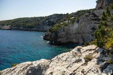 Aghios Nikolas ve Skinnari Burnu arasındaki Mavi Mağaralar. Zakynthos, Yunanistan 'daki mavi mağaralar. Potamitis Dalış Noktası, Zakynthos, Yunanistan. Skinari Bakış Alanı. Yunan adasında turkuaz iyon denizi.