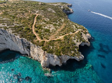 Aghios Nikolas ve Skinnari Burnu arasındaki Mavi Mağaralar. Zakynthos, Yunanistan 'daki mavi mağaralar. Potamitis Dalış Noktası, Zakynthos, Yunanistan. Skinari Bakış Alanı. Yunan adasındaki Turkuaz iyon denizi hava aracı görüntüsü. 