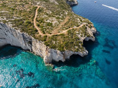 Aghios Nikolas ve Skinnari Burnu arasındaki Mavi Mağaralar. Zakynthos, Yunanistan 'daki mavi mağaralar. Potamitis Dalış Noktası, Zakynthos, Yunanistan. Skinari Bakış Alanı. Yunan adasındaki Turkuaz iyon denizi hava aracı görüntüsü. 