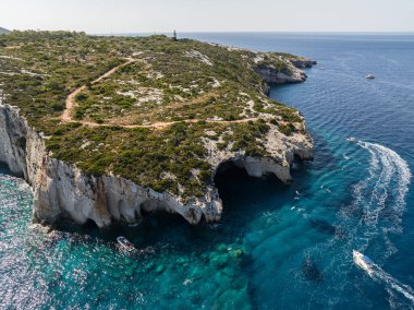 Aghios Nikolas ve Skinnari Burnu arasındaki Mavi Mağaralar. Zakynthos, Yunanistan 'daki mavi mağaralar. Potamitis Dalış Noktası, Zakynthos, Yunanistan. Skinari Bakış Alanı. Yunan adasındaki Turkuaz iyon denizi hava aracı görüntüsü. 