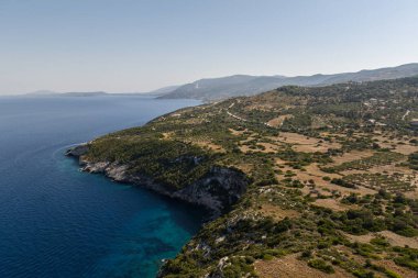 Aghios Nikolas ve Skinnari Burnu arasındaki Mavi Mağaralar. Zakynthos, Yunanistan 'daki mavi mağaralar. Potamitis Dalış Noktası, Zakynthos, Yunanistan. Skinari Bakış Alanı. Yunan adasındaki Turkuaz iyon denizi hava aracı görüntüsü. 