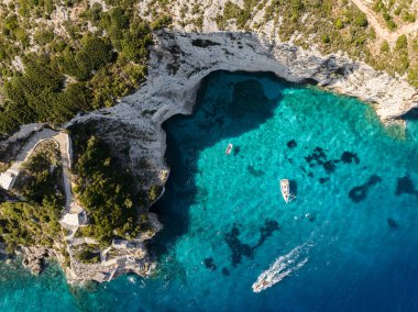 Aghios Nikolas ve Skinnari Burnu arasındaki Mavi Mağaralar. Zakynthos, Yunanistan 'daki mavi mağaralar. Potamitis Dalış Noktası, Zakynthos, Yunanistan. Skinari Bakış Alanı. Yunan adasındaki Turkuaz iyon denizi hava aracı görüntüsü. 