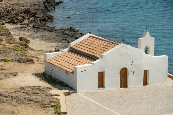 Zakynthos 'taki Ano Vasilikos' taki Aziz Nicholas Kilisesi. Aziz Nicholas Plajı. Yunanistan, Zakynthos ve Agios Nikolaos 'un yazın çekilmiş fotoğrafları