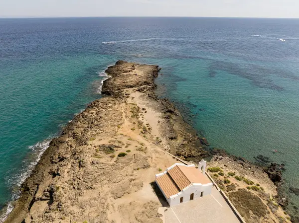 Zakynthos 'taki Ano Vasilikos' taki Aziz Nicholas Kilisesi. Aziz Nicholas Plajı. Yunanistan, Zakynthos ve Agios Nikolaos 'un yaz aylarındaki hava aracı fotoğrafları.