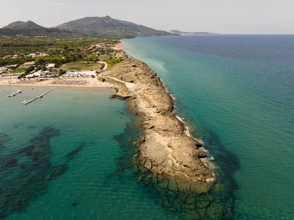 Zakynthos 'taki Ano Vasilikos' taki Aziz Nicholas Kilisesi. Aziz Nicholas Plajı. Yunanistan, Zakynthos ve Agios Nikolaos 'un yaz aylarındaki hava aracı fotoğrafları.
