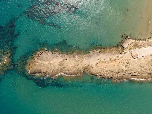 Zakynthos 'taki Ano Vasilikos' taki Aziz Nicholas Kilisesi. Aziz Nicholas Plajı. Yunanistan, Zakynthos ve Agios Nikolaos 'un yaz aylarındaki hava aracı fotoğrafları.
