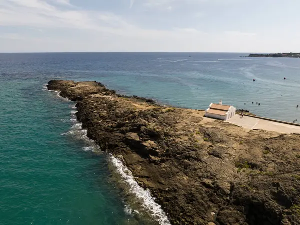 Zakynthos 'taki Ano Vasilikos' taki Aziz Nicholas Kilisesi. Aziz Nicholas Plajı. Yunanistan, Zakynthos ve Agios Nikolaos 'un yaz aylarındaki hava aracı fotoğrafları.
