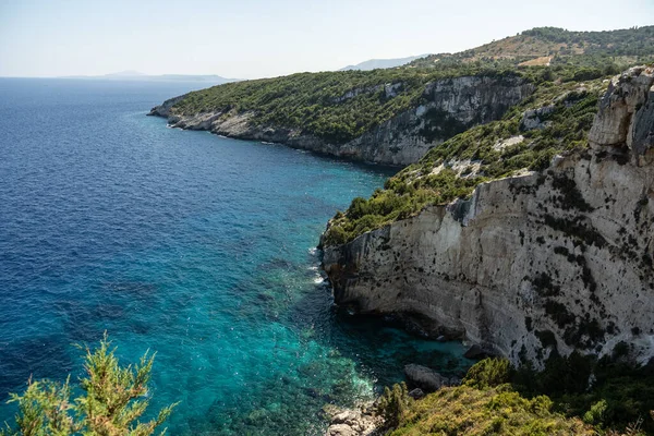 Aghios Nikolas ve Skinnari Burnu arasındaki Mavi Mağaralar. Zakynthos, Yunanistan 'daki mavi mağaralar. Potamitis Dalış Noktası, Zakynthos, Yunanistan. Skinari Bakış Alanı. Yunan adasında turkuaz iyon denizi.