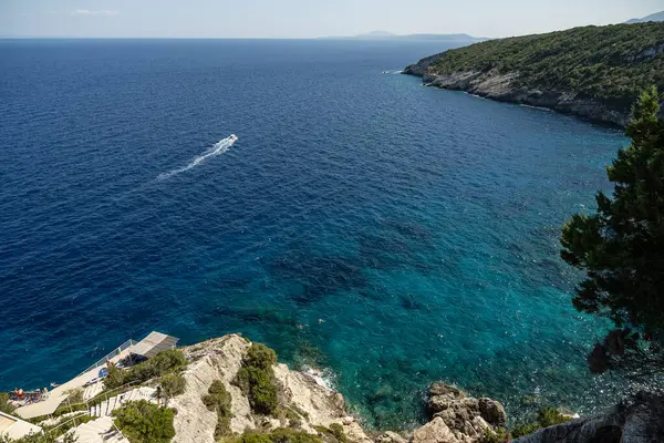 Aghios Nikolas ve Skinnari Burnu arasındaki Mavi Mağaralar. Zakynthos, Yunanistan 'daki mavi mağaralar. Potamitis Dalış Noktası, Zakynthos, Yunanistan. Skinari Bakış Alanı. Yunan adasında turkuaz iyon denizi.