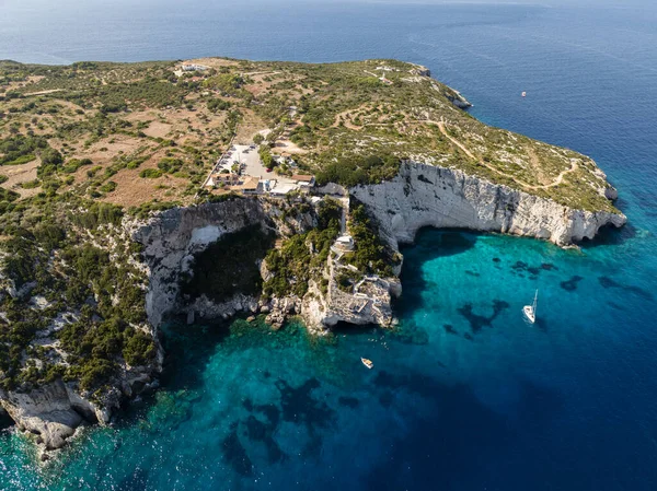 Aghios Nikolas ve Skinnari Burnu arasındaki Mavi Mağaralar. Zakynthos, Yunanistan 'daki mavi mağaralar. Potamitis Dalış Noktası, Zakynthos, Yunanistan. Skinari Bakış Alanı. Yunan adasındaki Turkuaz iyon denizi hava aracı görüntüsü. 