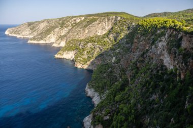 Zakinthos Yunanistan Adası 'ndaki Kambi Kayalıkları' nın bakış açısı. Yunan adasındaki güzel uçurum kıyısı. Batı Zakynthos 'un vahşi kayalıkları
