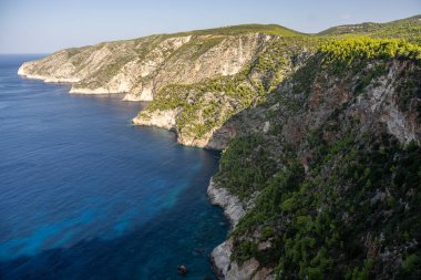 Zakinthos Yunanistan Adası 'ndaki Kambi Kayalıkları' nın bakış açısı. Yunan adasındaki güzel uçurum kıyısı. Batı Zakynthos 'un vahşi kayalıkları