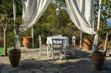 Yunanistan 'ın Zakinthos Yunanistan Adası' ndaki Kambi 'deki Uçurumların Bakış Alanı' ndaki Yunan tavernası. Yunan adasındaki güzel uçurum kıyısı. Batı Zakynthos 'un vahşi kayalıkları