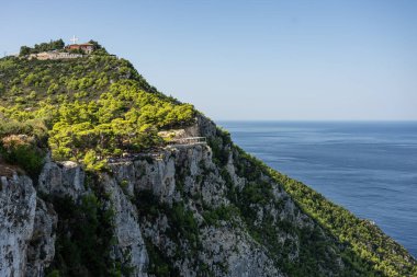 Yunanistan 'ın Zakinthos Yunanistan Adası' ndaki Kambi 'deki Uçurumların Bakış Alanı' ndaki Yunan tavernası. Yunan adasındaki güzel uçurum kıyısı. Batı Zakynthos 'un vahşi kayalıkları
