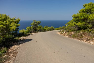 Yunanistan 'ın Zakynthos adasındaki Navagio plajının havadan görüntüsü. Yunanistan 'ın Zakynthos adasındaki sahilde gemi enkazı. Gemi enkazı sahili ya da Agios Georgios. Yunanistan 'ın İyon Adaları' nda korunmasız bir koy..