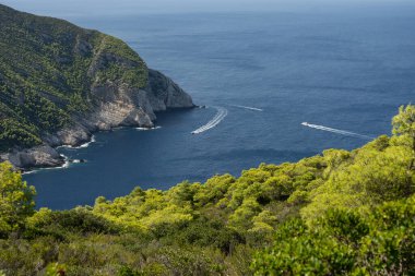 Yunanistan 'ın Zakynthos adasındaki Navagio plajının havadan görüntüsü. Yunanistan 'ın Zakynthos adasındaki sahilde gemi enkazı. Gemi enkazı sahili ya da Agios Georgios. Yunanistan 'ın İyon Adaları' nda korunmasız bir koy..