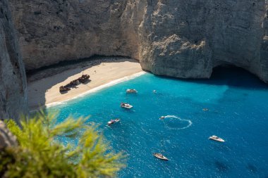 Yunanistan 'ın Zakynthos adasındaki Navagio plajının havadan görüntüsü. Yunanistan 'ın Zakynthos adasındaki sahilde gemi enkazı. Gemi enkazı sahili ya da Agios Georgios. Yunanistan 'ın İyon Adaları' nda korunmasız bir koy..