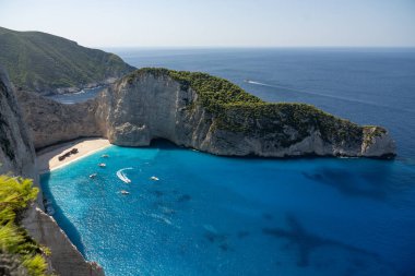 Yunanistan 'ın Zakynthos adasındaki Navagio plajının havadan görüntüsü. Yunanistan 'ın Zakynthos adasındaki sahilde gemi enkazı. Gemi enkazı sahili ya da Agios Georgios. Yunanistan 'ın İyon Adaları' nda korunmasız bir koy..