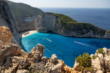 Yunanistan 'ın Zakynthos adasındaki Navagio plajının havadan görüntüsü. Yunanistan 'ın Zakynthos adasındaki sahilde gemi enkazı. Gemi enkazı sahili ya da Agios Georgios. Yunanistan 'ın İyon Adaları' nda korunmasız bir koy..