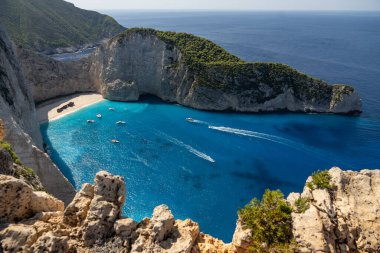 Yunanistan 'ın Zakynthos adasındaki Navagio plajının havadan görüntüsü. Yunanistan 'ın Zakynthos adasındaki sahilde gemi enkazı. Gemi enkazı sahili ya da Agios Georgios. Yunanistan 'ın İyon Adaları' nda korunmasız bir koy..