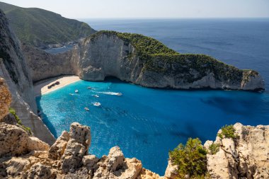 Yunanistan 'ın Zakynthos adasındaki Navagio plajının havadan görüntüsü. Yunanistan 'ın Zakynthos adasındaki sahilde gemi enkazı. Gemi enkazı sahili ya da Agios Georgios. Yunanistan 'ın İyon Adaları' nda korunmasız bir koy..