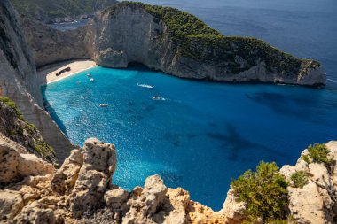 Yunanistan 'ın Zakynthos adasındaki Navagio plajının havadan görüntüsü. Yunanistan 'ın Zakynthos adasındaki sahilde gemi enkazı. Gemi enkazı sahili ya da Agios Georgios. Yunanistan 'ın İyon Adaları' nda korunmasız bir koy..