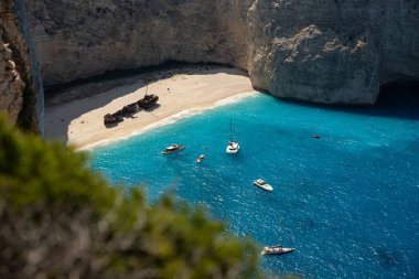 Yunanistan 'ın Zakynthos adasındaki Navagio plajının havadan görüntüsü. Yunanistan 'ın Zakynthos adasındaki sahilde gemi enkazı. Gemi enkazı sahili ya da Agios Georgios. Yunanistan 'ın İyon Adaları' nda korunmasız bir koy..