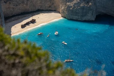 Yunanistan 'ın Zakynthos adasındaki Navagio plajının havadan görüntüsü. Yunanistan 'ın Zakynthos adasındaki sahilde gemi enkazı. Gemi enkazı sahili ya da Agios Georgios. Yunanistan 'ın İyon Adaları' nda korunmasız bir koy..