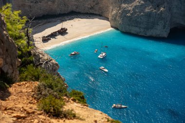 Yunanistan 'ın Zakynthos adasındaki Navagio plajının havadan görüntüsü. Yunanistan 'ın Zakynthos adasındaki sahilde gemi enkazı. Gemi enkazı sahili ya da Agios Georgios. Yunanistan 'ın İyon Adaları' nda korunmasız bir koy..
