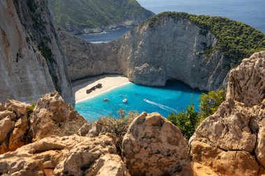 Yunanistan 'ın Zakynthos adasındaki Navagio plajının havadan görüntüsü. Yunanistan 'ın Zakynthos adasındaki sahilde gemi enkazı. Gemi enkazı sahili ya da Agios Georgios. Yunanistan 'ın İyon Adaları' nda korunmasız bir koy..