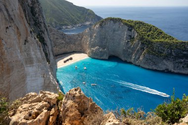 Yunanistan 'ın Zakynthos adasındaki Navagio plajının havadan görüntüsü. Yunanistan 'ın Zakynthos adasındaki sahilde gemi enkazı. Gemi enkazı sahili ya da Agios Georgios. Yunanistan 'ın İyon Adaları' nda korunmasız bir koy..