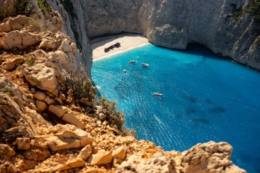 Yunanistan 'ın Zakynthos adasındaki Navagio plajının havadan görüntüsü. Yunanistan 'ın Zakynthos adasındaki sahilde gemi enkazı. Gemi enkazı sahili ya da Agios Georgios. Yunanistan 'ın İyon Adaları' nda korunmasız bir koy..