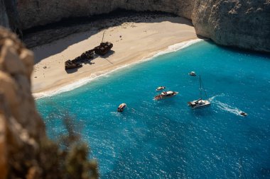 Yunanistan 'ın Zakynthos adasındaki Navagio plajının havadan görüntüsü. Yunanistan 'ın Zakynthos adasındaki sahilde gemi enkazı. Gemi enkazı sahili ya da Agios Georgios. Yunanistan 'ın İyon Adaları' nda korunmasız bir koy..