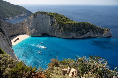Yunanistan 'ın Zakynthos adasındaki Navagio plajının havadan görüntüsü. Yunanistan 'ın Zakynthos adasındaki sahilde gemi enkazı. Gemi enkazı sahili ya da Agios Georgios. Yunanistan 'ın İyon Adaları' nda korunmasız bir koy..