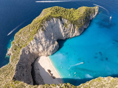 Yunanistan 'ın Zakynthos adasındaki Navagio plajının insansız hava aracı görüntüsü. Yunanistan 'ın Zakynthos adasındaki sahilde gemi enkazı. Gemi enkazı sahili ya da Agios Georgios. Yunanistan 'ın İyon Adaları' nda korunmasız bir koy..