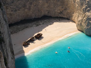 Yunanistan 'ın Zakynthos adasındaki Navagio plajının insansız hava aracı görüntüsü. Yunanistan 'ın Zakynthos adasındaki sahilde gemi enkazı. Gemi enkazı sahili ya da Agios Georgios. Yunanistan 'ın İyon Adaları' nda korunmasız bir koy..